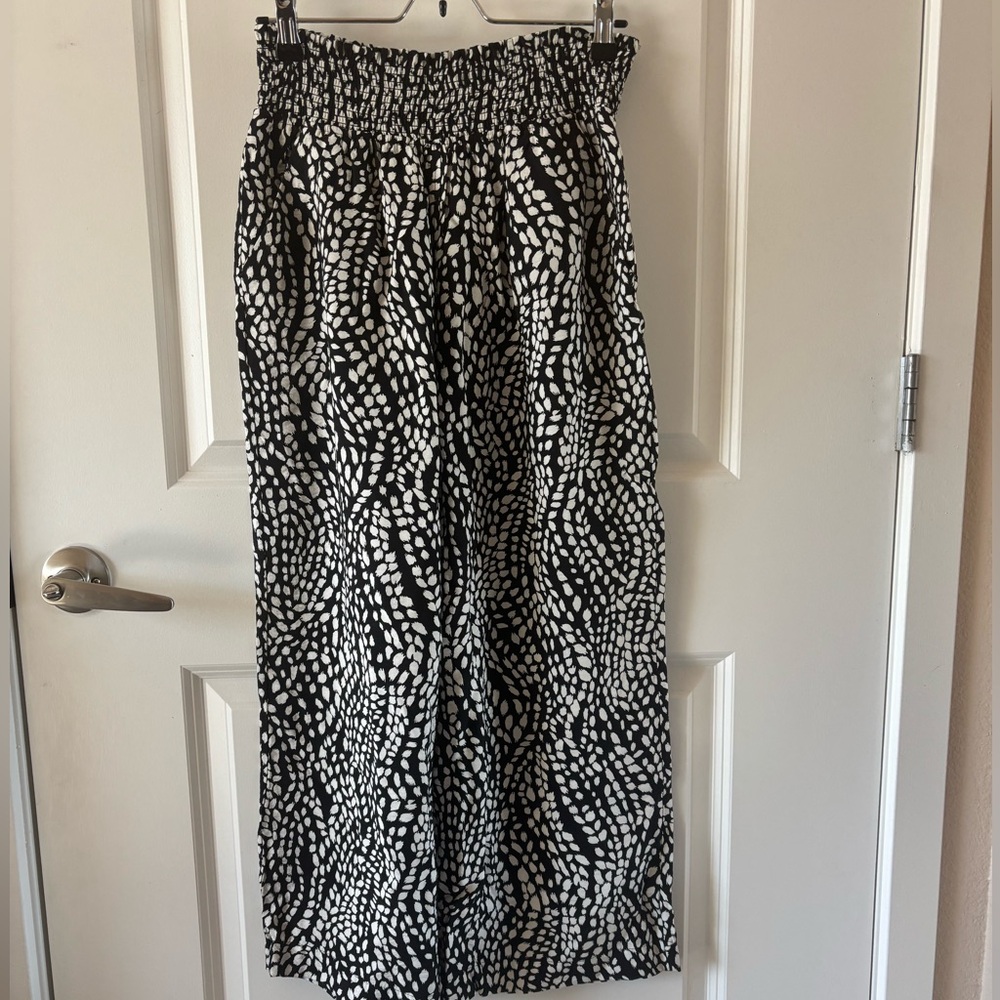 Cropped Black and White Patterned Pants